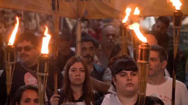 docentes marchan con antorchas en CABA por financiamiento universitario
