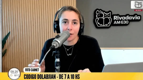 Camila Dolabjian denunciando irregularidades en el PAMI en Radio Rivadavia