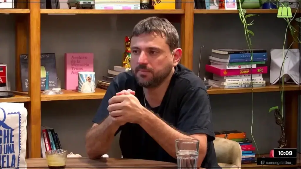 Juan Grabois habla sobre pobreza durante una entrevista en Gelatina