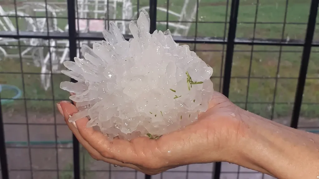 Cómo quedó Río Tercero tras el temporal con calles cubiertas de granizo acumulado