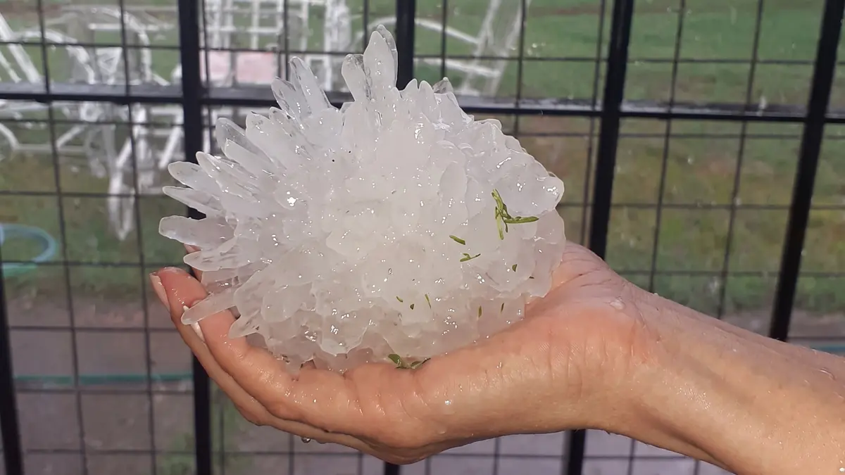 Cómo quedó Río Tercero tras el temporal con calles cubiertas de granizo acumulado
