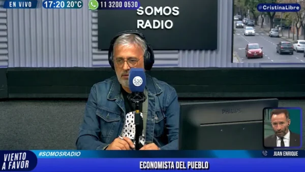 Juan Enrique durante una entrevista radial hablando sobre la economía