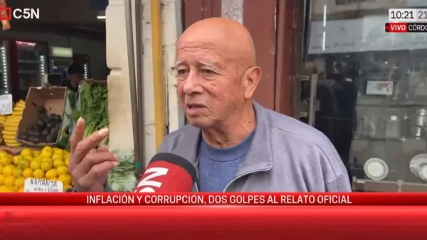 Jubilado en entrevista hablando sobre la crisis económica y los precios