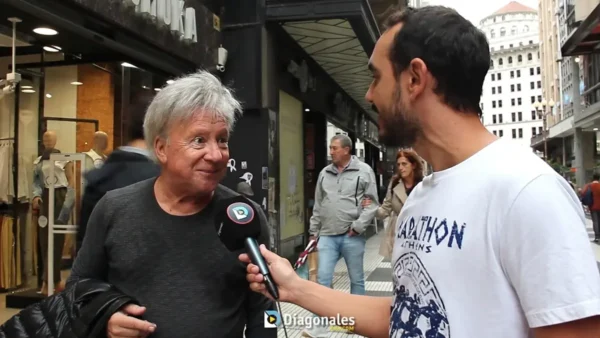 Jubilado durante una entrevista en la calle Florida criticando al Gobierno