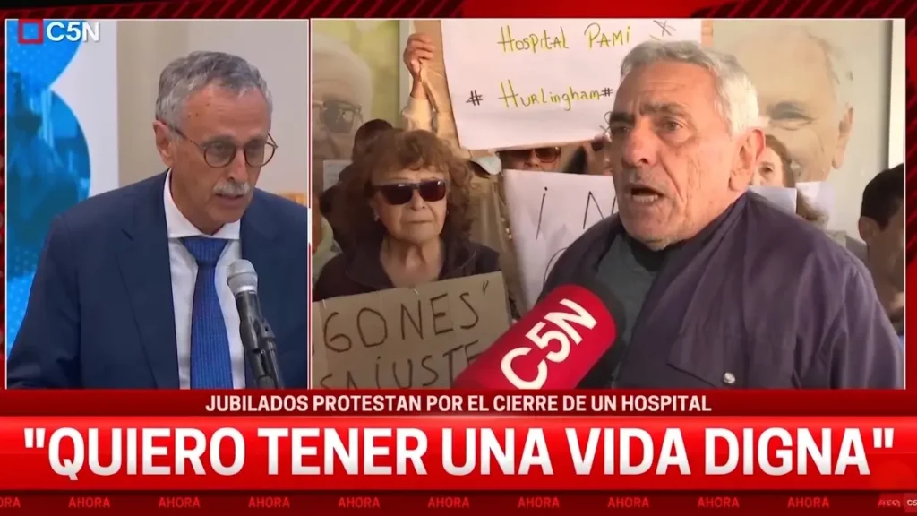 Manifestación de jubilados frente al hospital durante una protesta por cierre del PAMI Hurlingham.