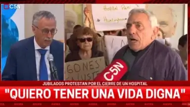 Manifestación de jubilados frente al hospital durante una protesta por cierre del PAMI Hurlingham.