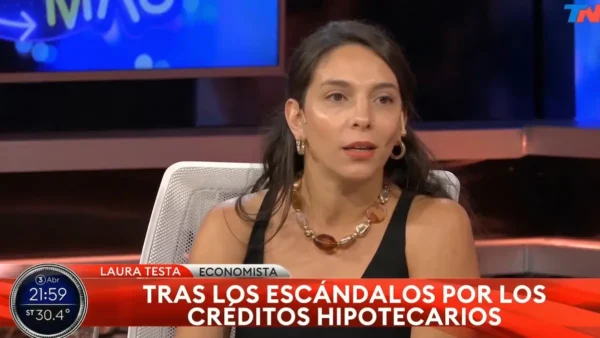 La economista Laura Testa durante su intervención analizando los créditos de privilegio del Banco Nación.