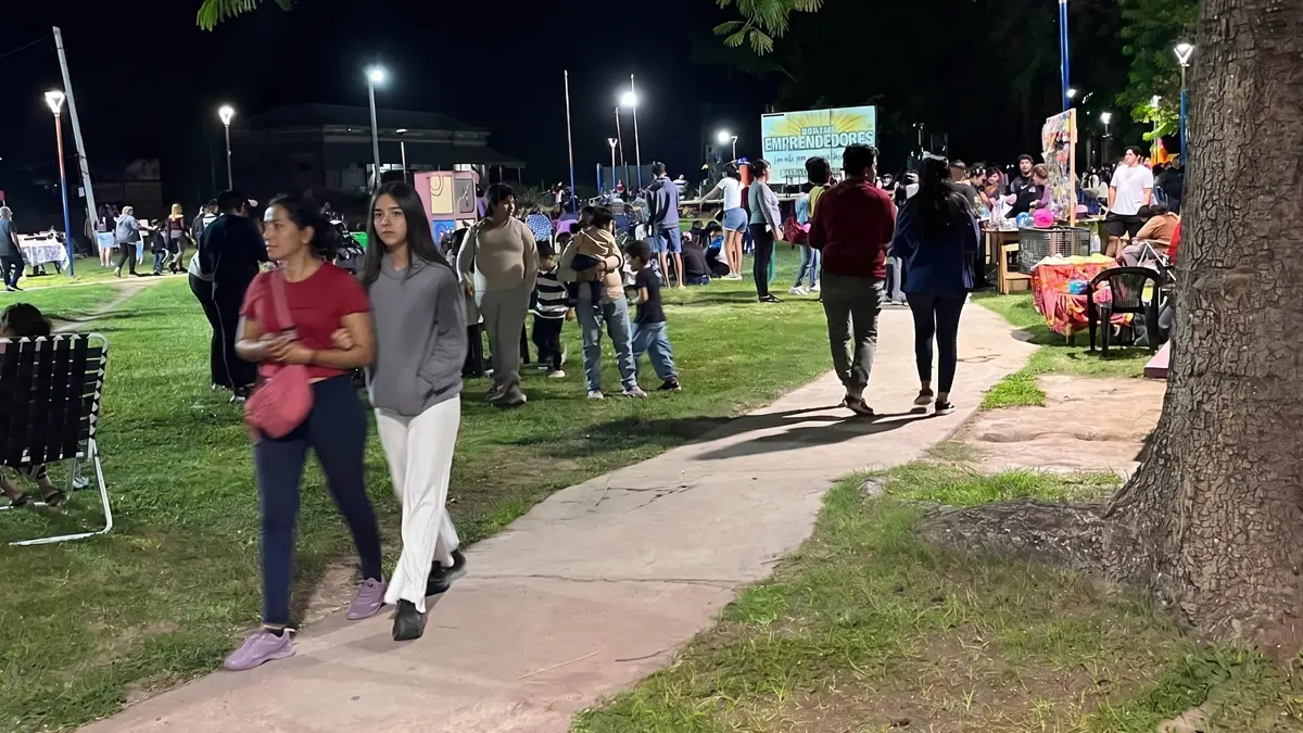 Personas caminando en Loreto representando la vida cotidiana de la comunidad
