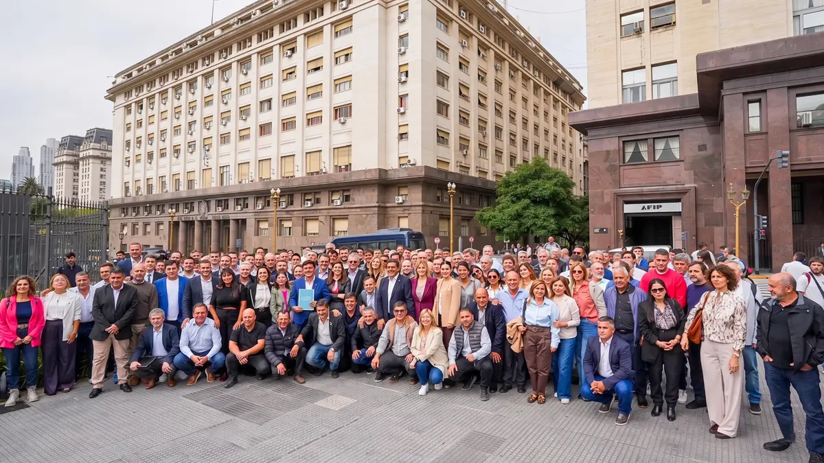 Momento de la marcha de intendentes frente al Ministerio de Economía por reclamo de fondos