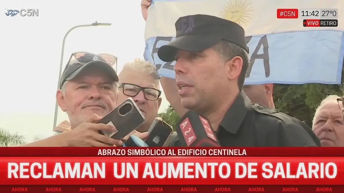 Miguel Ángel Montiel durante la protesta de fuerzas federales frente al Edificio Centinela.