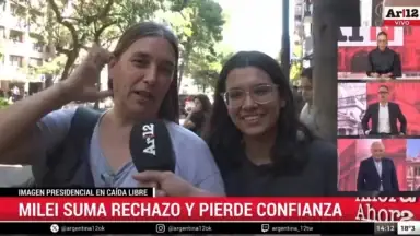 Personas dando su opinión sobre la imagen de Javier Milei en la calle