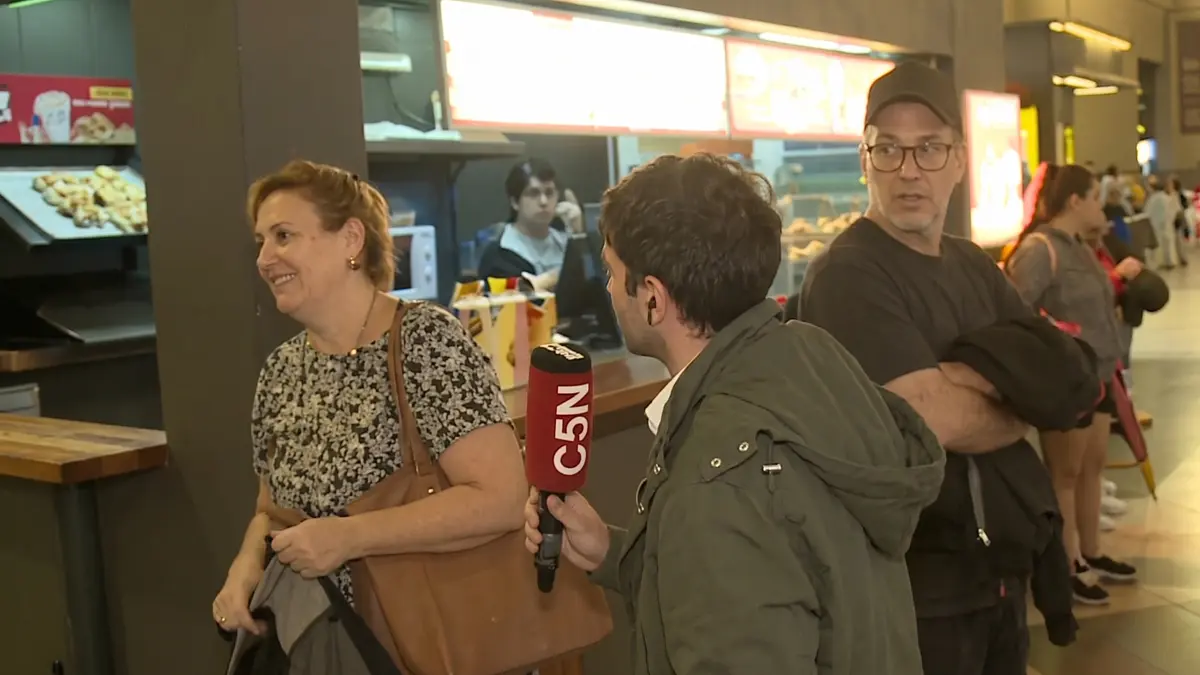 mujer vende ropa usada para subsistir en la vía pública