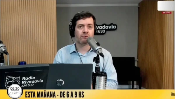 Nacho Ortelli durante su programa en Radio Rivadavia al cuestionar a Manuel Adorni.