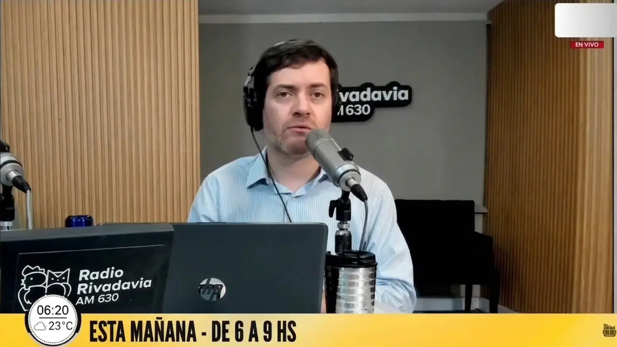Nacho Ortelli durante su programa en Radio Rivadavia al cuestionar a Manuel Adorni.