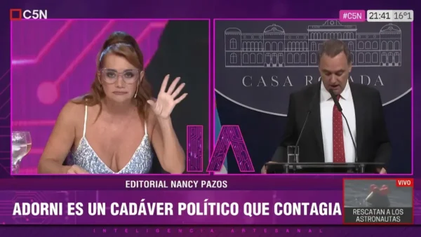 Nancy Pazos hablando en una editorial política sobre Manuel Adorni