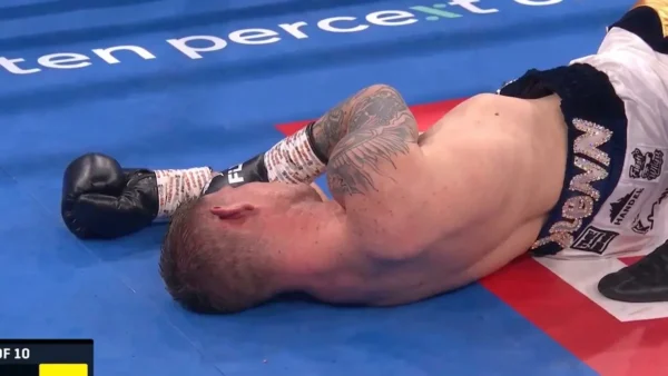Glenn Byrne en el ring tras recibir un nocaut durante el combate