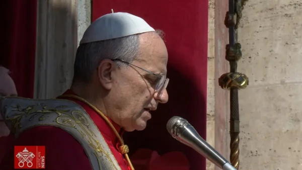 Papa León XIV saludando a fieles en la Plaza de San Pedro durante Pascuas