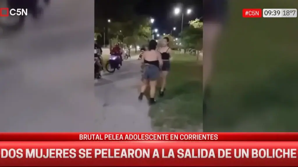 pelea de adolescentes en la calle tras salir de un boliche en Corrientes