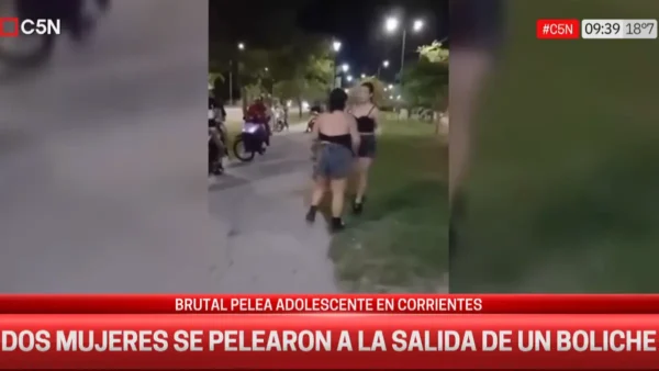 pelea de adolescentes en la calle tras salir de un boliche en Corrientes