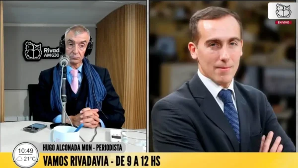 Hugo Alconada Mon durante una entrevista radial