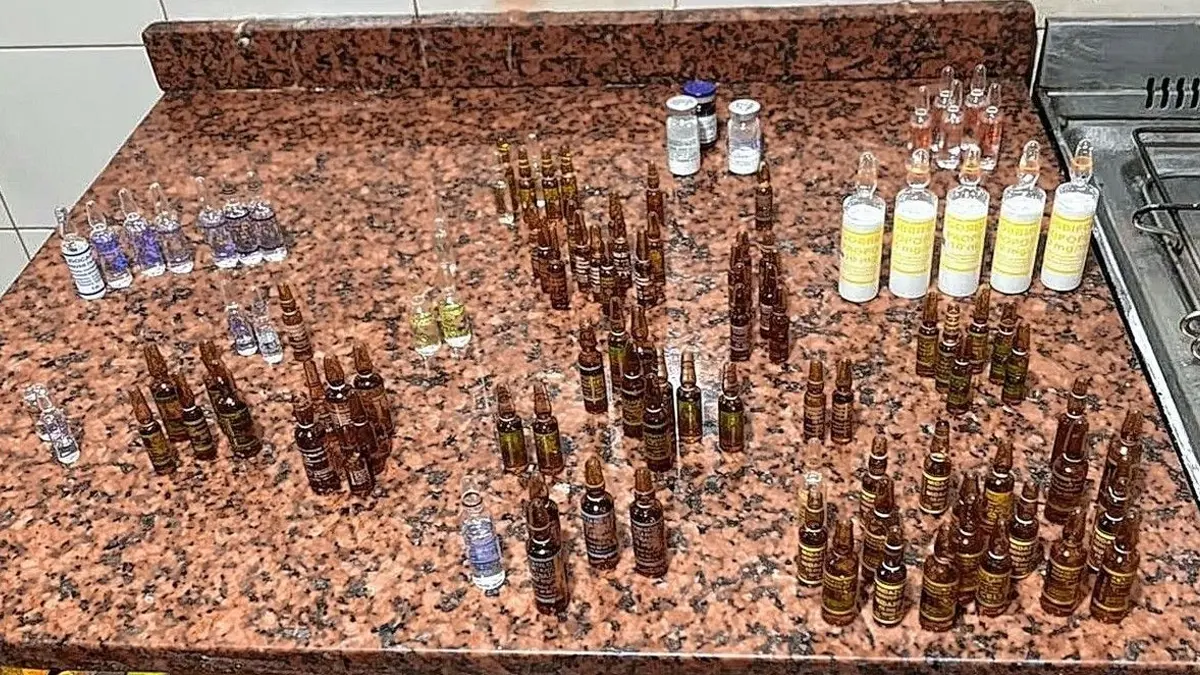 Evidencia del caso Propofest: ampollas de propofol y fentanilo halladas en el departamento de Palermo.