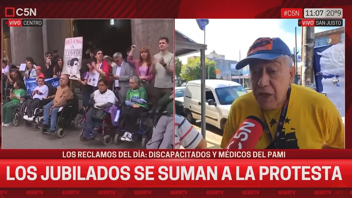 Momento de la protesta y testimonios de jubilados por problemas en el PAMI