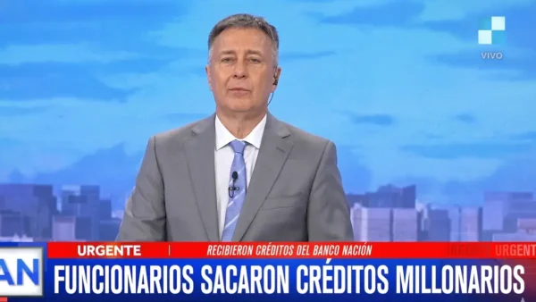 El periodista Rolando Graña durante su informe sobre el Banco Nación.