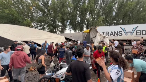 Personas llevándose botellas de aceite tras un saqueo en Pedriel, Mendoza.