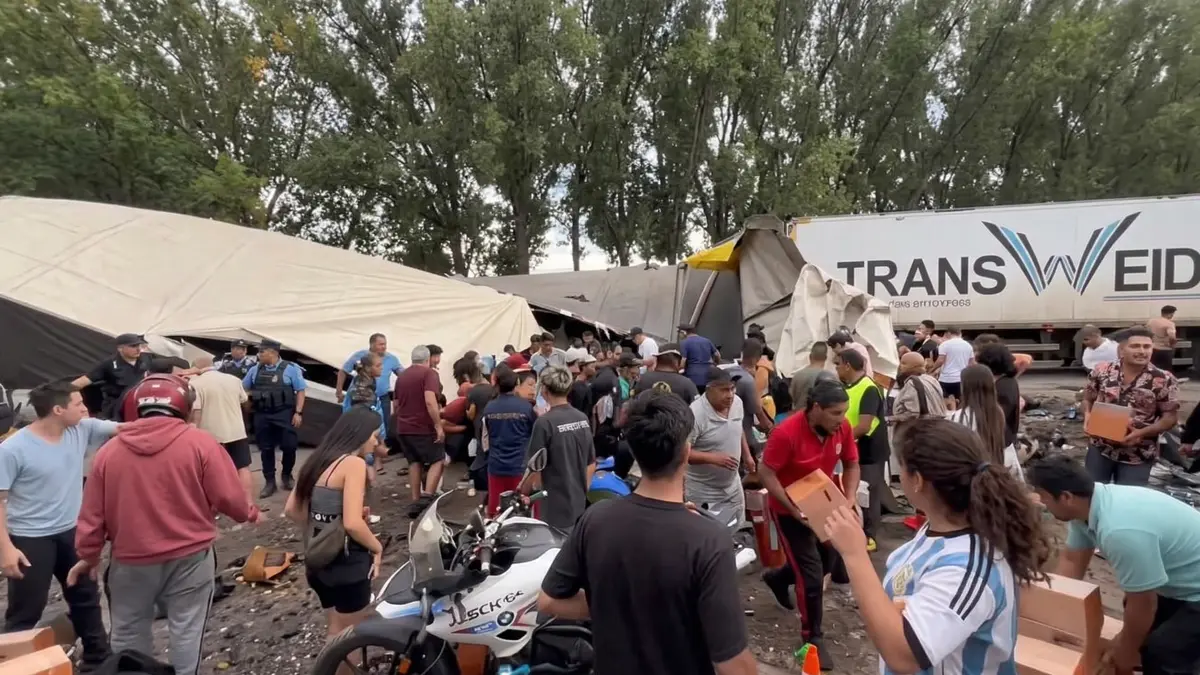 Personas llevándose botellas de aceite tras un saqueo en Pedriel, Mendoza.