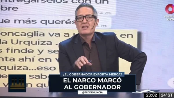 Tomás Méndez durante su informe televisivo con chats sobre Entre Ríos