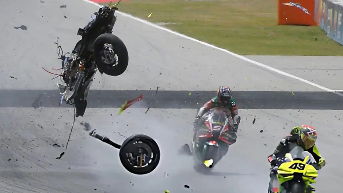 Álex Márquez tras el brutal accidente que obligó a detener el MotoGP de Cataluña.