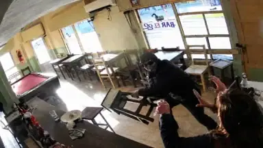 Violento asalto en un bar de Mar del Plata: atacaron a sillazos al dueño de 75 años