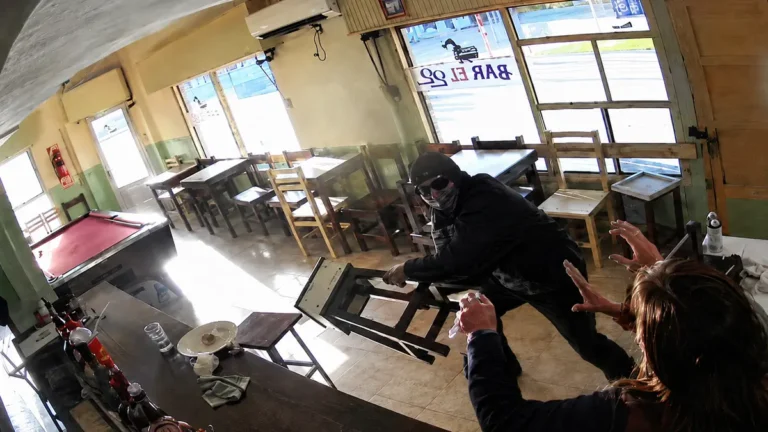 Violento asalto en un bar de Mar del Plata: atacaron a sillazos al dueño de 75 años