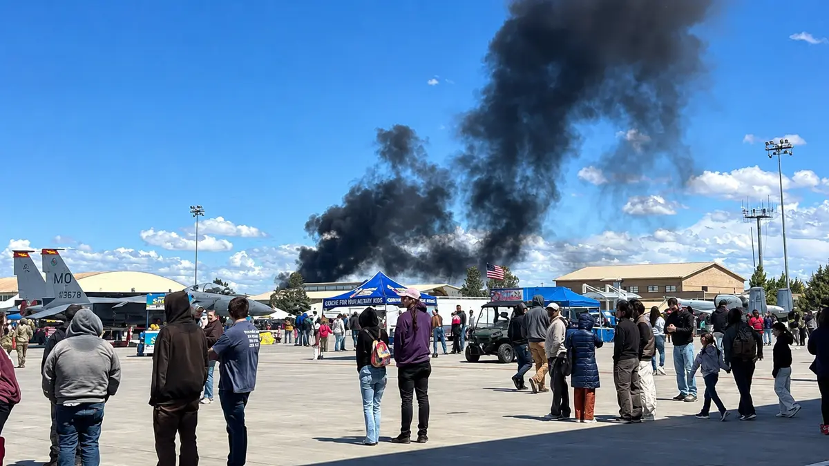Dos aviones militares chocaron en pleno show aéreo en Idaho y los pilotos se eyectaron