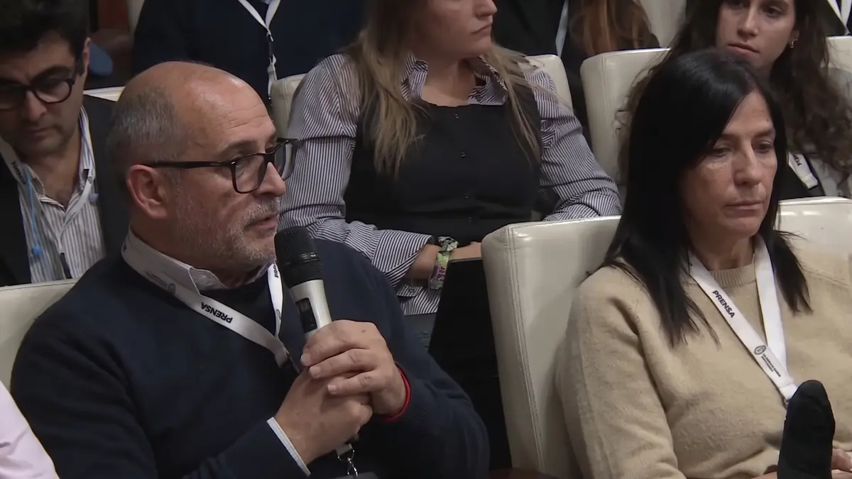 Riesgo Adorni fue la pregunta que incomodó a Luis Caputo durante la conferencia junto a Manuel Adorni.