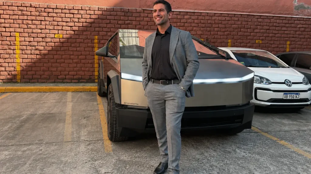 Cybertruck sin patente de Manuel Quintar retirada en grúa del anexo de Diputados.