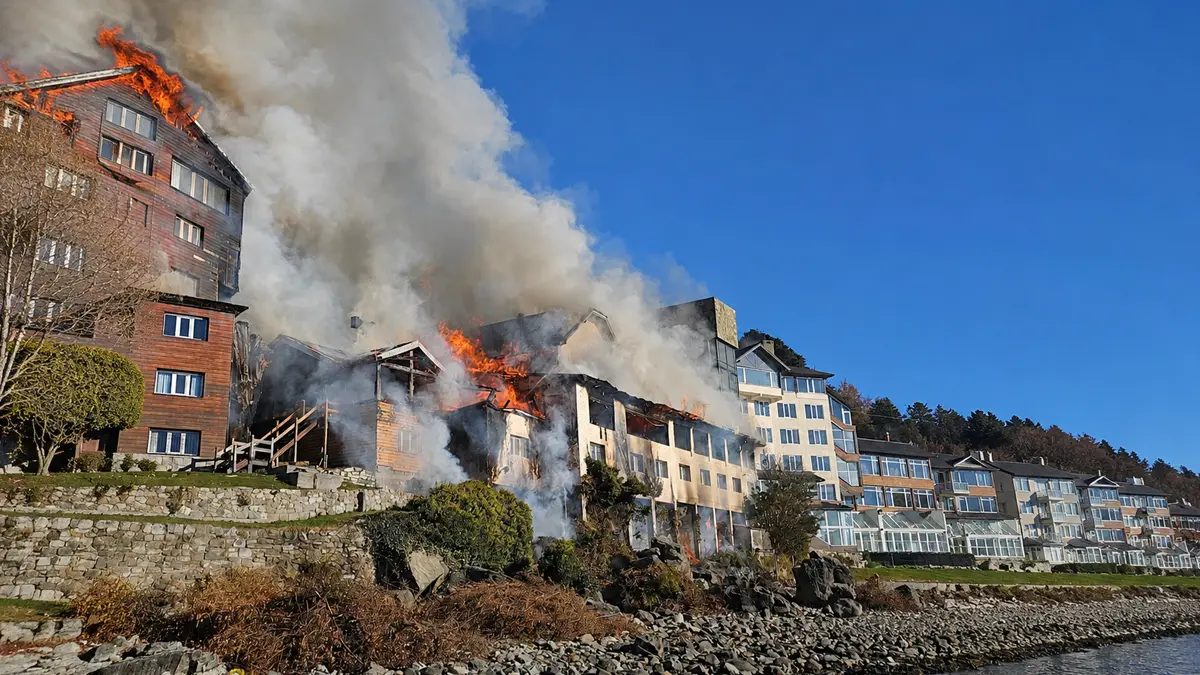 Feroz incendio en el Hotel Huemul de Bariloche: una quema de hojas habría iniciado el fuego