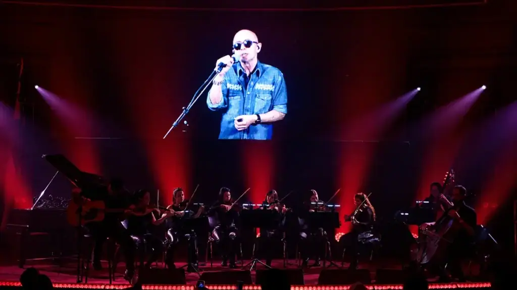 Indio Solari fue homenajeado por la UBA con el Doctorado Honoris Causa en un acto con música y cantos contra Milei.