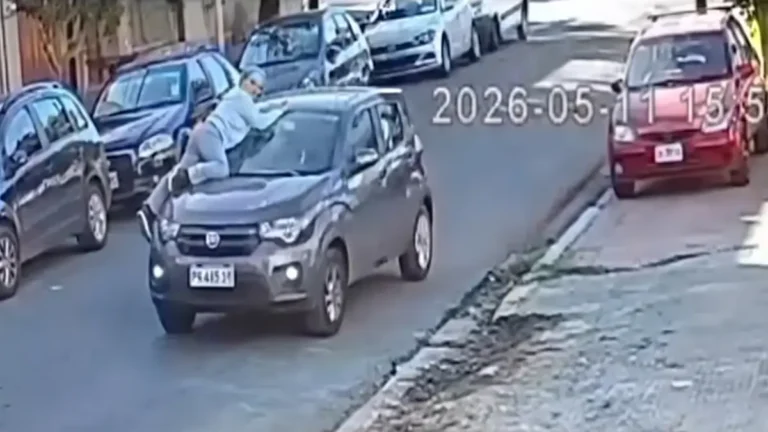 Se subió al capot para evitar que le robaran el auto y la arrastraron más de 50 metros en Ramos Mejía