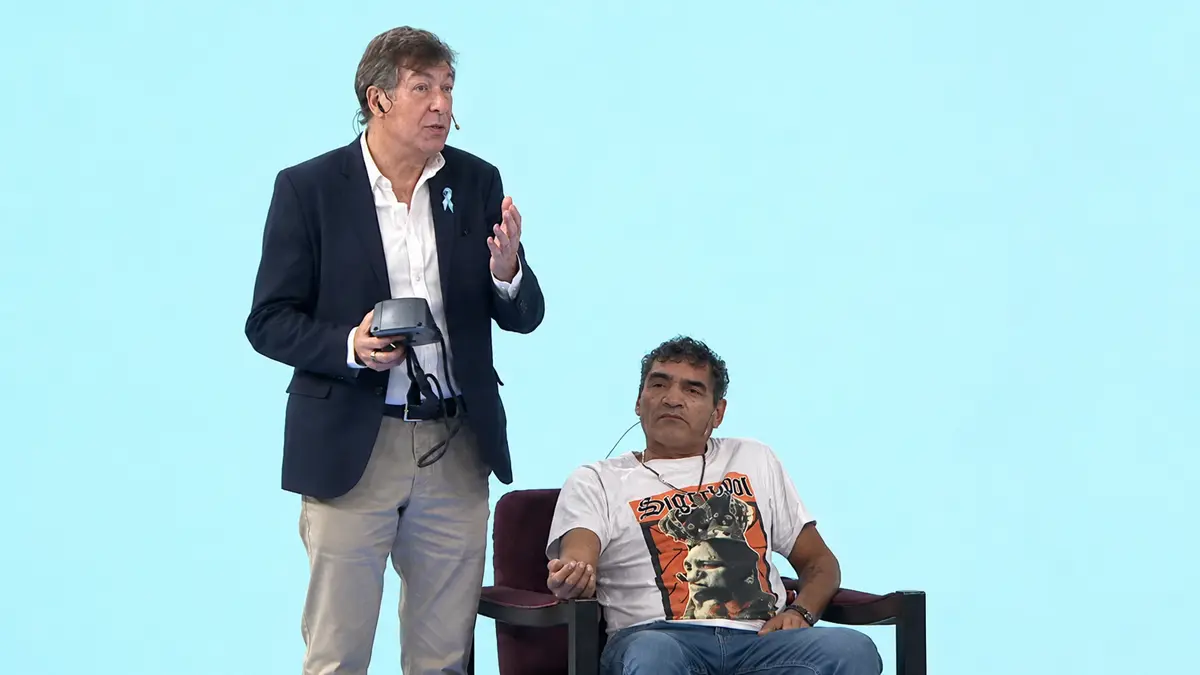 Presión arterial medida a Roña Castro durante una explicación médica sobre controles preventivos.