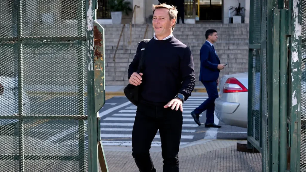 Contratista de Manuel Adorni presentó facturas, remitos y chats ante la fiscalía en la causa por su patrimonio.