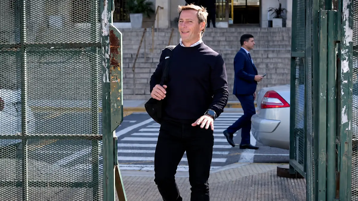 Contratista de Manuel Adorni presentó facturas, remitos y chats ante la fiscalía en la causa por su patrimonio.