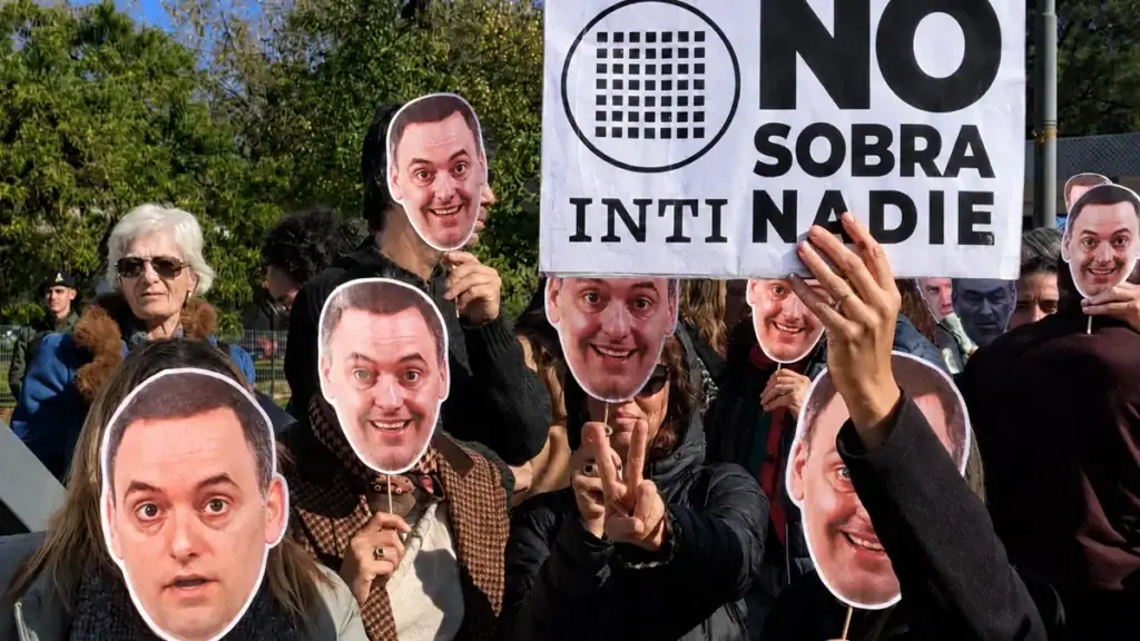 Despidos en el INTI durante una protesta de trabajadores contra el ajuste del Gobierno y la pérdida de funciones estratégicas.