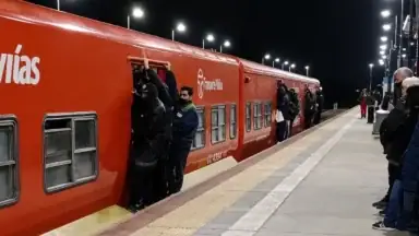Colgados del estribo: así se viaja en los trenes de Buenos Aires