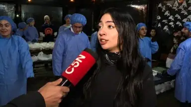 Estudiantes de la UBA reparten comida caliente a personas en situación de calle