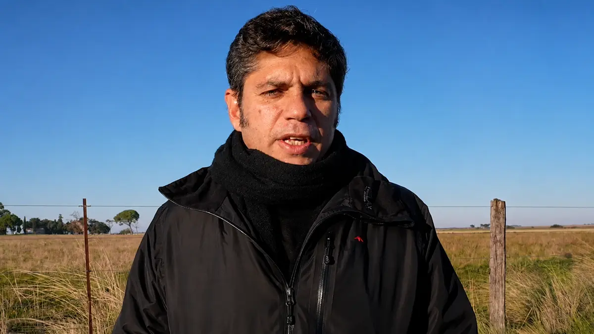 Zona Fría: Axel Kicillof durante una recorrida en Tornquist mientras cuestiona la quita del beneficio en las tarifas de gas.