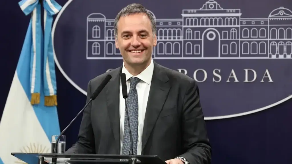 Factura de $8 millones por sábanas investigada en la causa sobre Manuel Adorni.