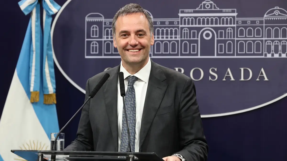 Factura de $8 millones por sábanas investigada en la causa sobre Manuel Adorni.