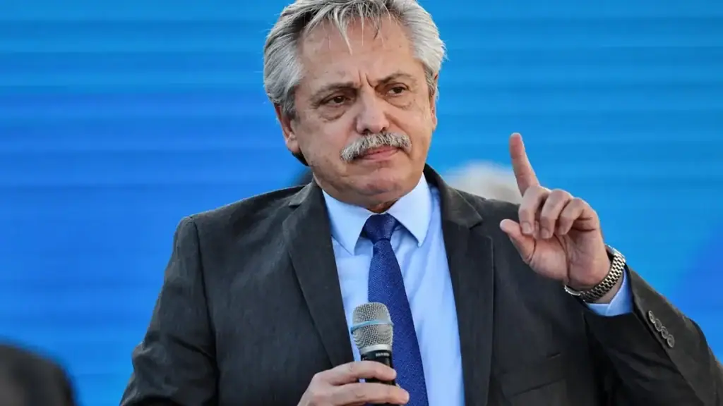 Alberto Fernández criticó a Manuel Adorni tras su salida del Gobierno.