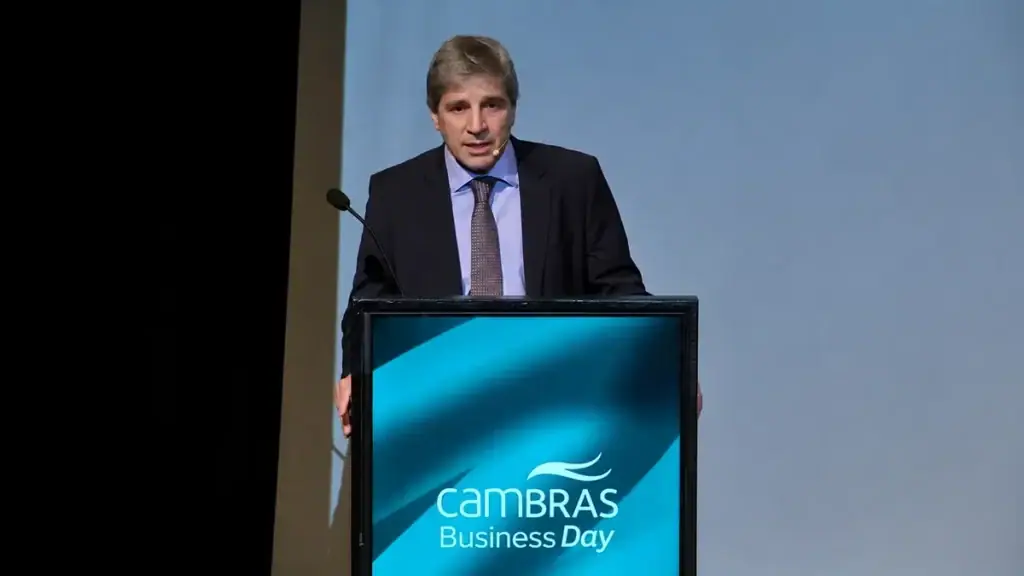 Caputo contra Kicillof durante su exposición en el CAMBRAS Business Day 2026.